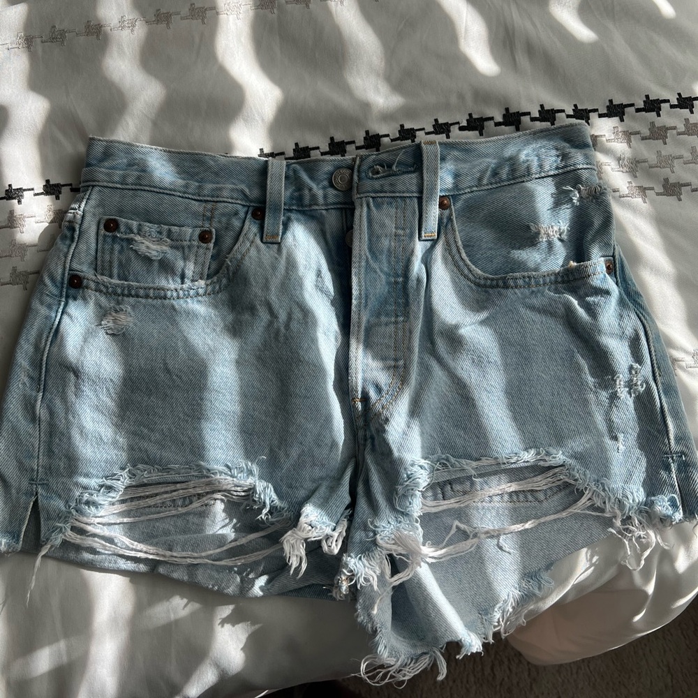 Light wash Levi shorts 
Size w26